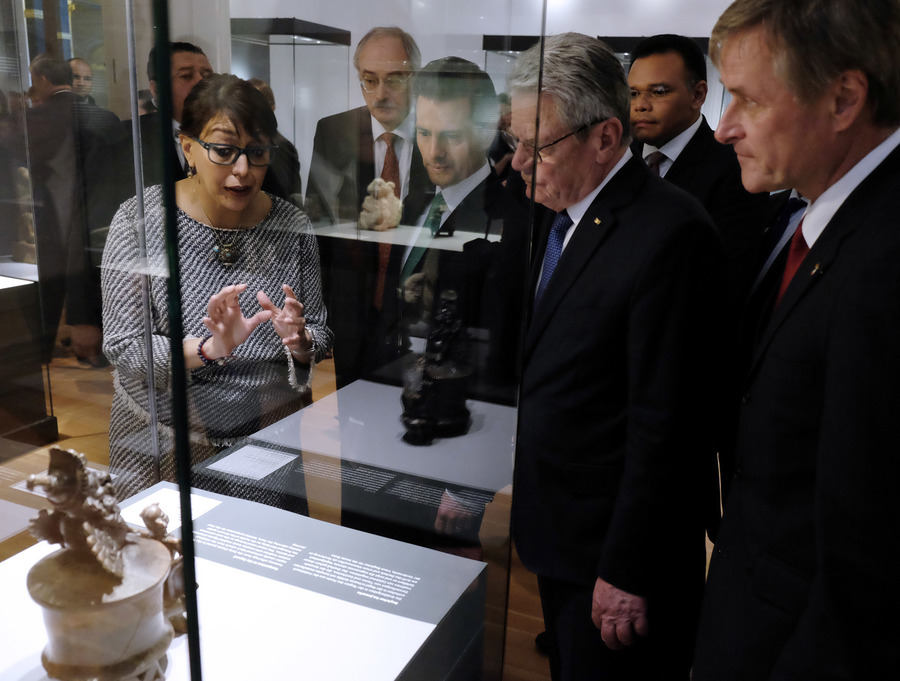 Visit of the exhibition „The Maya – Language of Beauty“, Mexican President Peῇa Nieto, German President Joachim Gauck and curator Karina Romeo Blanco, April 2016 © Jirka Jansch