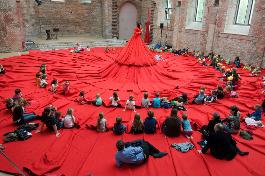 Red Dress (c) Maerchenland Deutsches Zentrum fuer Maerchenkultur gGmbH