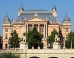 Das Mecklenburgisches Staatstheater Schwerin gehört zu den 12 Häusern der Route Historischer Theater in Deutschland und ist Mitglied im Perspectiv e.V. (Außenansicht)