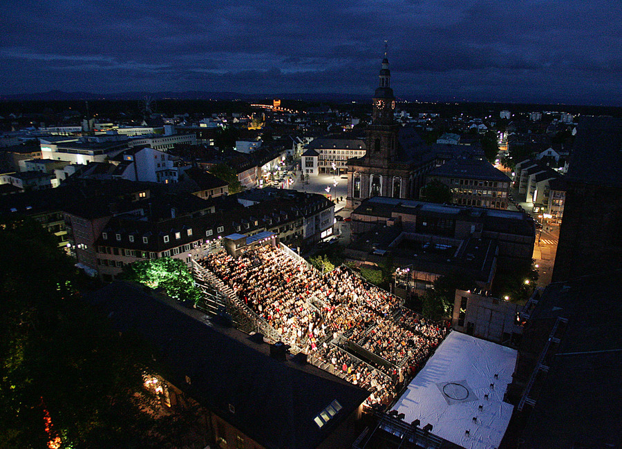 Tribüne Nordseite Abenddämmerung mit Rheinbrücke im Hintergrund (Niebelungenfestspiele Worms)