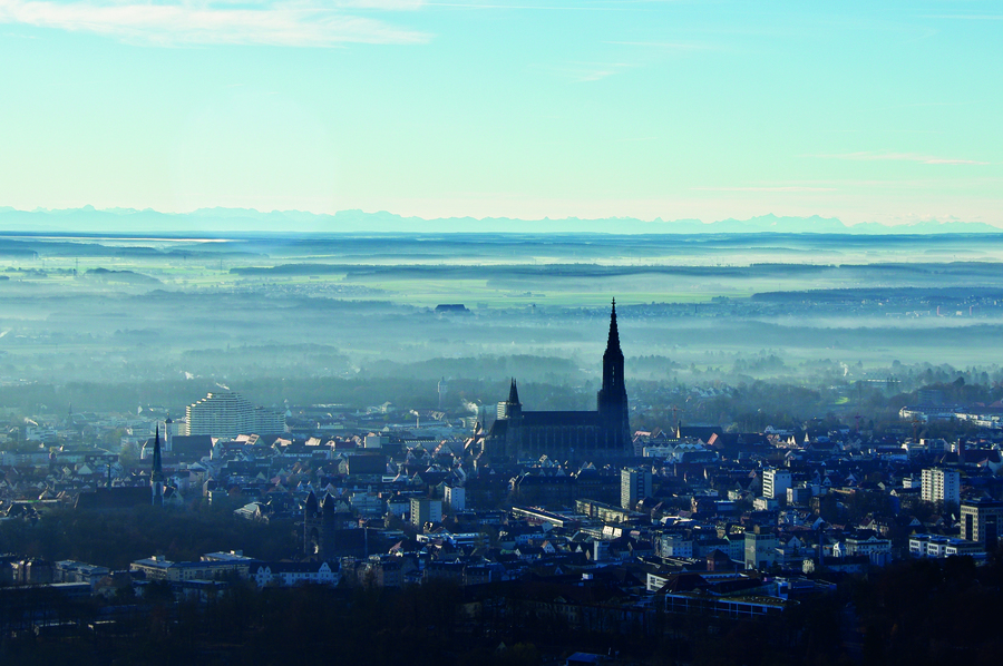 Ulmer Münster in front of alpine panorama © Sebastian Bischof