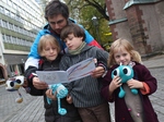 With the manual for discoverers on the Music Trail. Photo: E. Leinhosz.