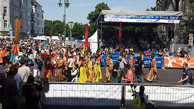 The Causales Business Club at the Karneval der Kulturen in Berlin - view street parade