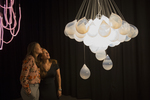 Messebesucherinnen mit einer Lichtinstallation des Glaskünstlers Matteo Gonet an der TRESOR 17. 