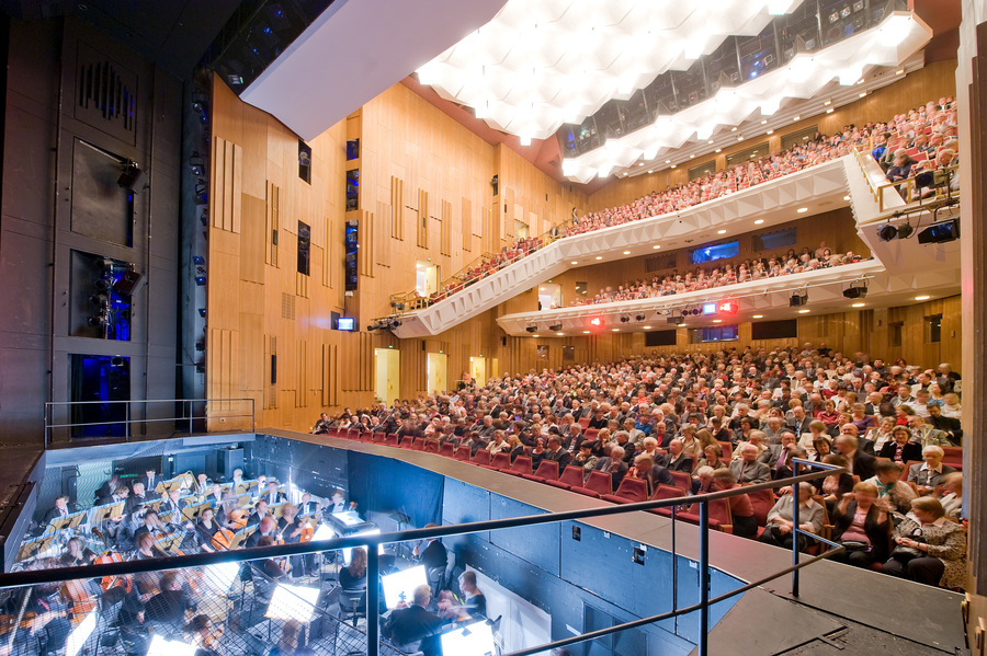 Deutsches Nationaltheater und Staatskapelle Weimar - Zuschauerraum mit Publikum